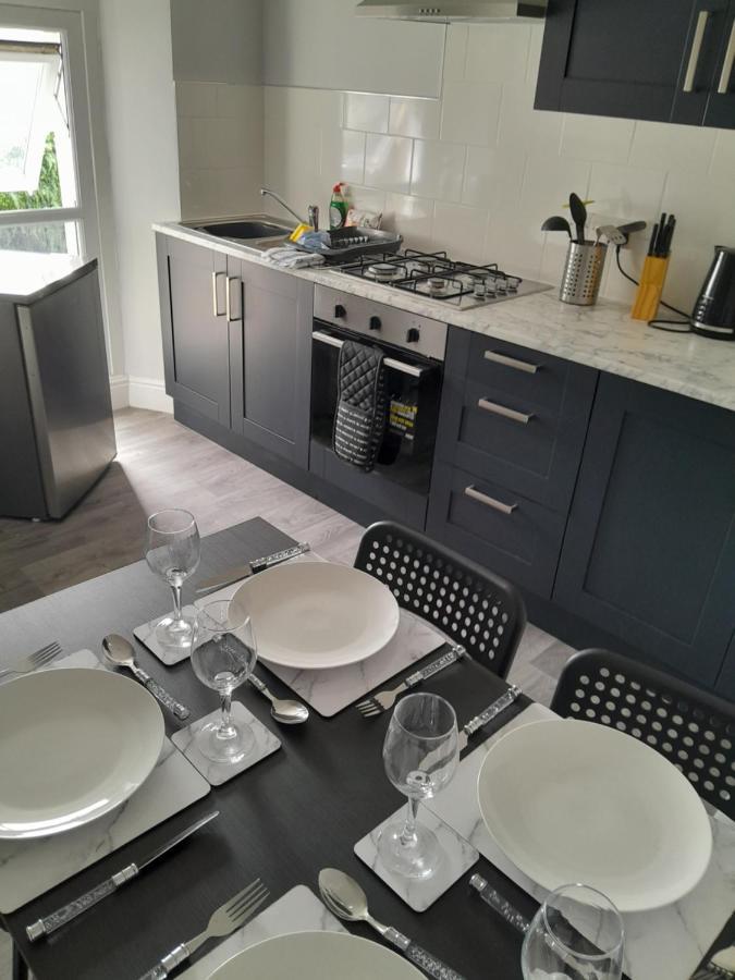 Conveniently Located, Newly Refurbished Flat Lägenhet Pembroke Dock Exteriör bild