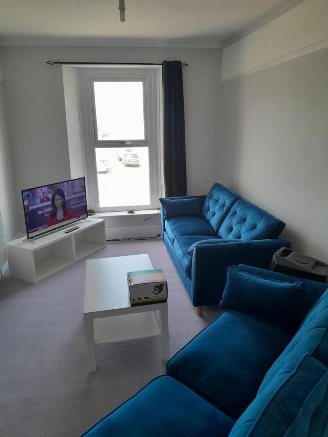 Conveniently Located, Newly Refurbished Flat Lägenhet Pembroke Dock Exteriör bild