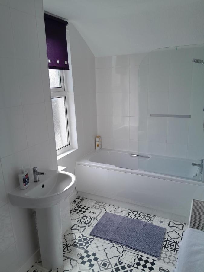 Conveniently Located, Newly Refurbished Flat Lägenhet Pembroke Dock Exteriör bild